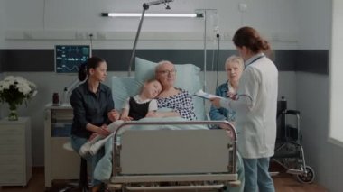Hasta ve ailesi ziyarete gelen doktorlara danışıyorum.