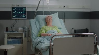 Hastanenin koğuşunda tıbbi yardım bekleyen hastanın portresi.