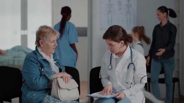 Gros plan de la femme âgée et du médecin parlant de diagnostic — Video