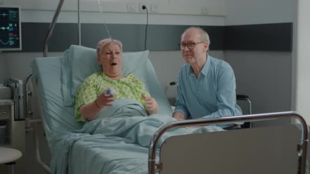 小児驚くべき病気の女性とともに花束で病院病棟 — ストック動画