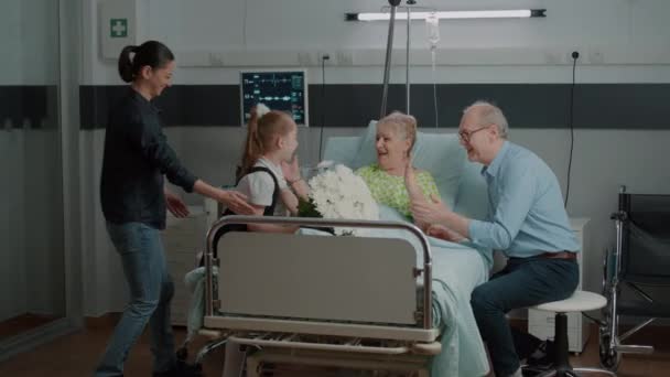 Niña abrazando a la abuela enferma en la visita familiar en la sala de hospital — Vídeo de stock