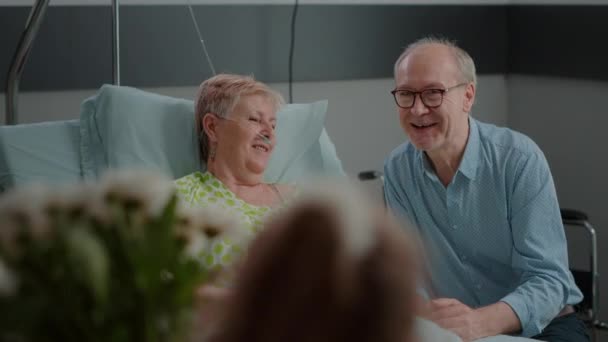 Nahaufnahme von Familie überrascht kranke Oma auf Krankenhausstation — Stockvideo