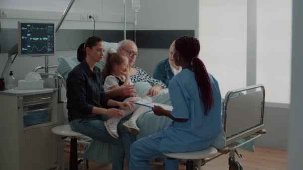 Medical assistant talking about diagnosis with woman in visit — Αρχείο Βίντεο