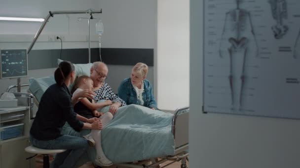 Niño abrazando enfermo abuelo en hospital sala cama en visita — Vídeos de Stock