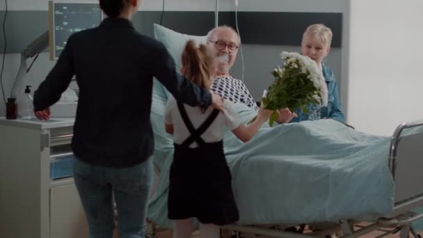 Οικογενειακή επίσκεψη ηλικιωμένου ασθενή με ασθένεια στο κρεβάτι του νοσοκομείου — Αρχείο Βίντεο
