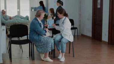 Doktor tablette eski hastaya radyografi taraması gösteriyor.