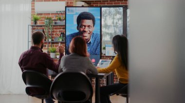 İş adamları strateji tartışmak için çevrimiçi konferansı kullanıyorlar