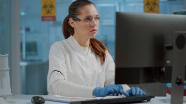 Bilgisayar üzerinde çalışan ve notlar alan bilim mühendisi