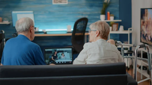 老年人在医院参加与亲属的电视会谈 — 图库照片