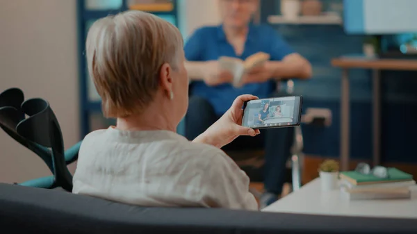 Oude vrouw met smartphone om te praten met familie in het ziekenhuis op videocall — Stockfoto