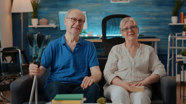 Пара пенсионеров ждала у веб-камеры видеоконференции — стоковое фото