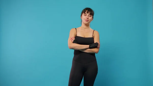 Retrato de mujer con los brazos cruzados preparándose para el entrenamiento de yoga —  Fotos de Stock