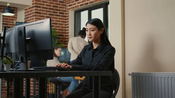 Portrait of focused system engineer happy with parsing results sitting at desk — Fotografia de Stock