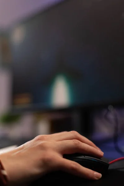 Close up of woman using mousepad to play video games — Zdjęcie stockowe