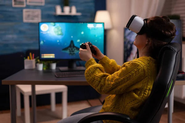 Player streamer woman wearing virtual reality headset holding gaming joystick — Stock fotografie