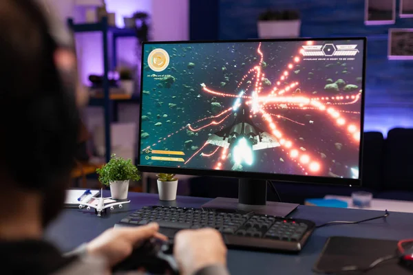 Man playing video games with joystick on computer — Fotografia de Stock