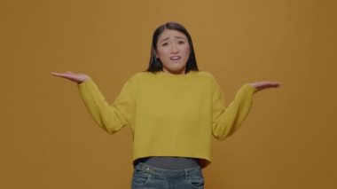 Tereddüt eden ve cevabı bilmeyen biri.