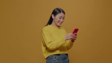 Akıllı telefondan iyi haberler okuyan harika bir kadın.