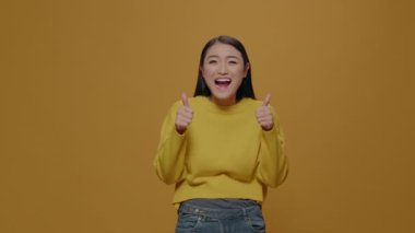 Neşeli insan kameranın önünde baş parmak hareketi yapıyor.