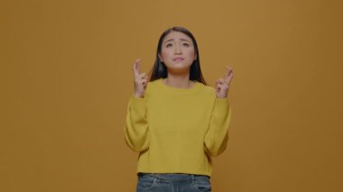 Olumlu yetişkin dua işareti yapıyor.