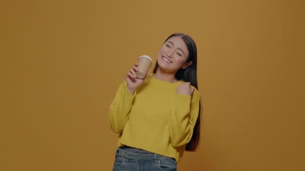 Asiatique femme boire du café de tasse en face de la caméra — Video