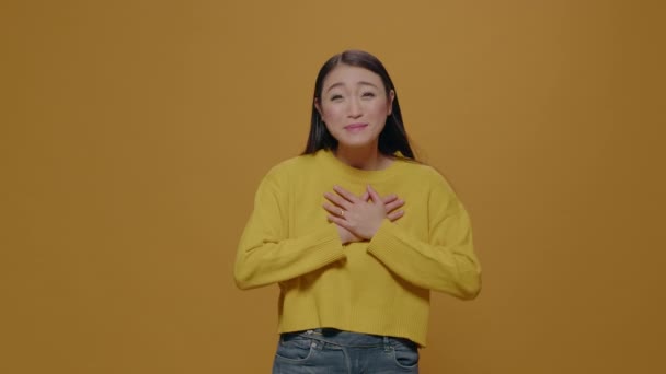 Ázsiai nő beszél a kamera előtt érzés izgatott — Stock videók