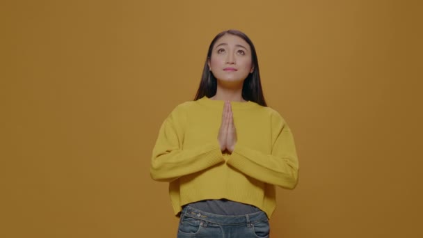 Young adult looking up and praying for meditative concept — Stok Video