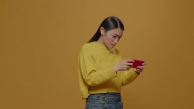 Cep telefonuyla online oyun oynayan genç yetişkinler