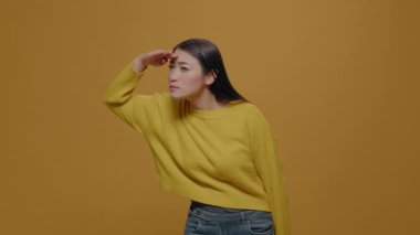 Uzağa bakıp ufukta bir şeyler arayan meraklı insan.