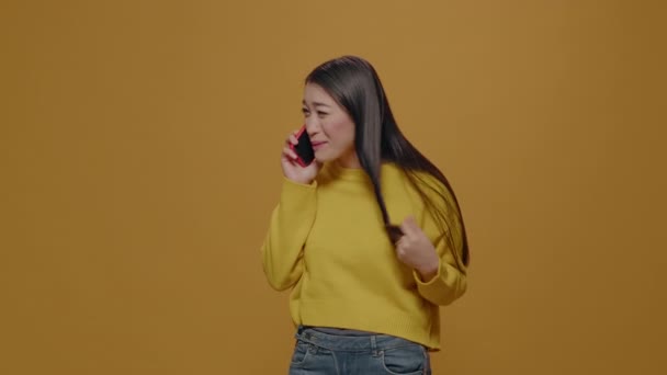 Casual persoon chatten op telefoongesprek met behulp van smartphone — Stockvideo