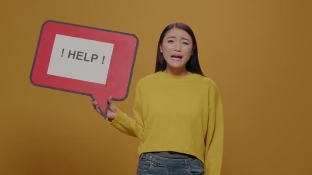 Žena držící hlasovou bublinu s textovou zprávou, žádající o pomoc — Stock video