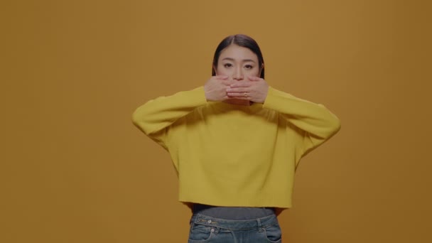 Mujer asiática cubriendo boca, ojos y oídos en estudio — Vídeos de Stock