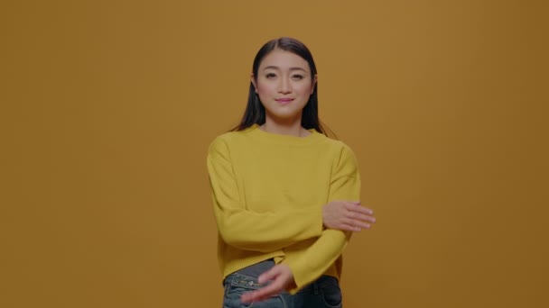 Retrato de mulher asiática de pé com os braços cruzados — Vídeo de Stock