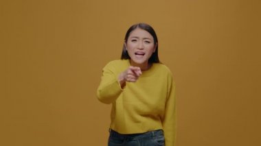 Kızgın kadın kameraya işaret parmağı gösteriyor ve tartışıyor.