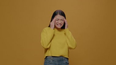 Genç yetişkin kameradaki baş ağrısı yüzünden çığlık atıyor.