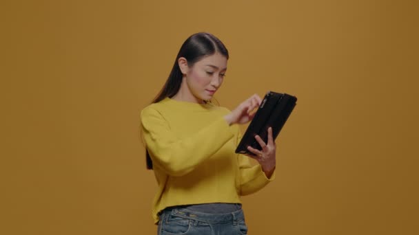 Casual persoon die digitale tablet met touchscreen gebruikt — Stockvideo