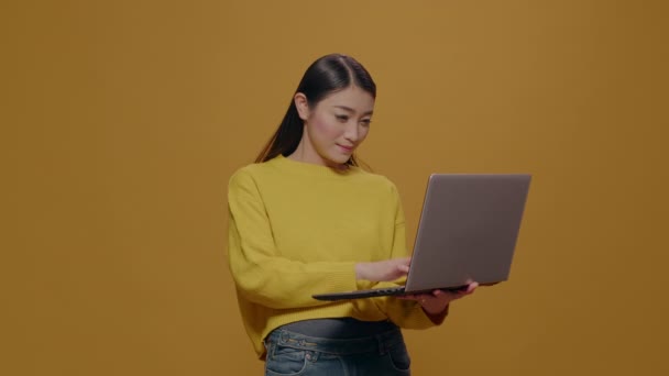 Jong volwassen typen op laptop pc met technologie in de studio — Stockvideo