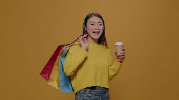 Alegre adulto sosteniendo bolsas de compras después de comprar ropa — Vídeos de Stock