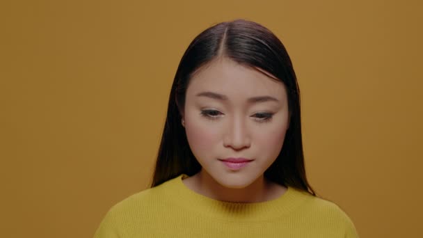 カメラの前で微笑むアジア人女性の肖像 — ストック動画