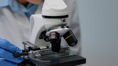 Laboratuvarda bilimsel mikroskop tepsisi