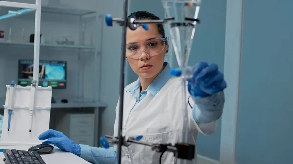 실험실에 화학 실험 튜브를 갖춘 생화학 의사 — 스톡 사진