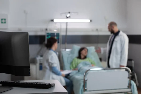 Fokus auf Personal Computer zur medizinischen Diagnose und zum Lesen von Laborergebnissen — Stockfoto