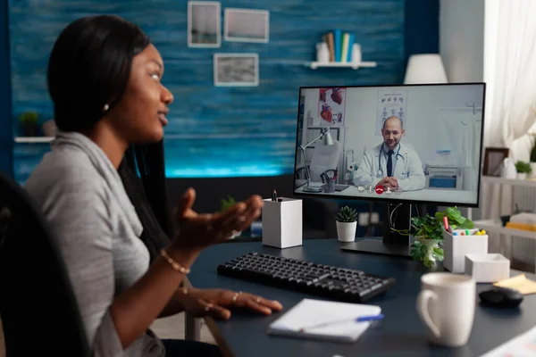 Africano americano mulher falando com médico em chamada de vídeo — Fotografia de Stock