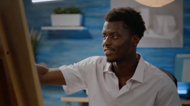 Resim yapmak için sanat araçları kullanan genç siyahi sanatçılara yakın çekim