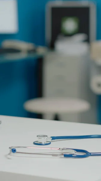 Крупный план медицинского стетоскопа на столе в пустом пространстве — стоковое фото