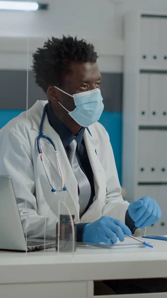 Doctor of african american ethnicity having appointment — Stock Photo, Image