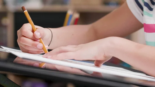 Szekrény fiatal gyermek művész kézrajz papír segítségével grafikus ceruza — Stock Fotó