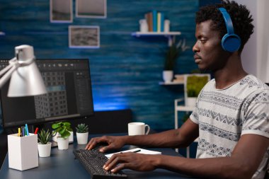 Evden uzakta prototip yapımında çalışan mimar mühendisi