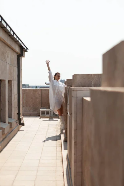 Femme caucasienne touriste lever la main tout en se tenant sur le toit de la tour — Photo