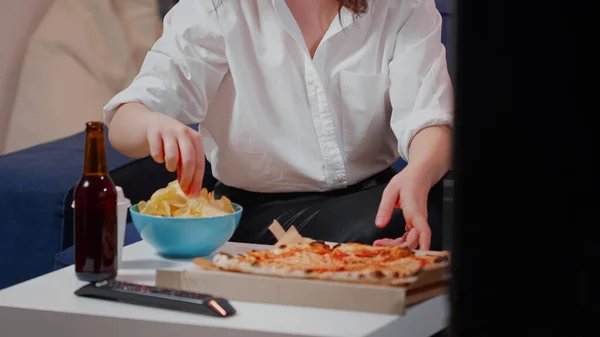 Primer plano de la mujer que coloca la caja de pizza en la mesa —  Fotos de Stock